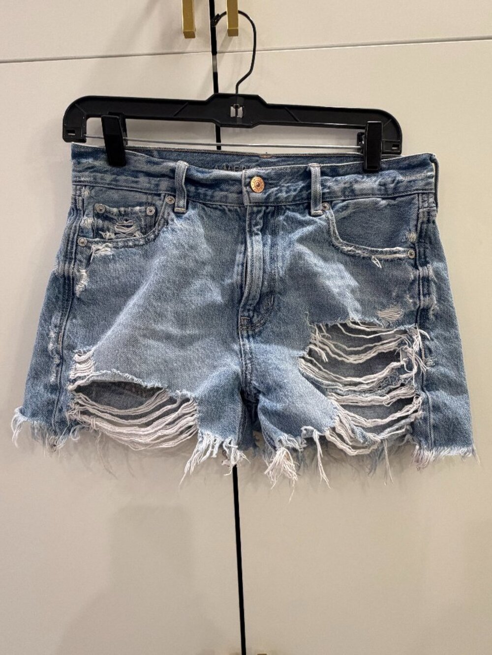 American Eagle Shorts Women's Sz 4,Light Wash Distressed Denim Cutoff Frayed Hem